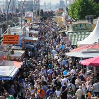 3100_3390 Menschenmenge am Hafengeburtstag - Volksfest am Baumwall.  | Hafengeburtstag Hamburg - groesstes Hafenfest der Welt